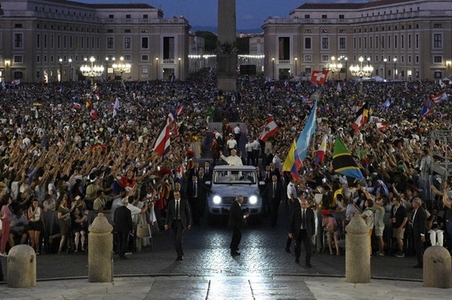 El Papa pide a los jóvenes ser 'signos de esperanza' e invocar la paz en el mundo