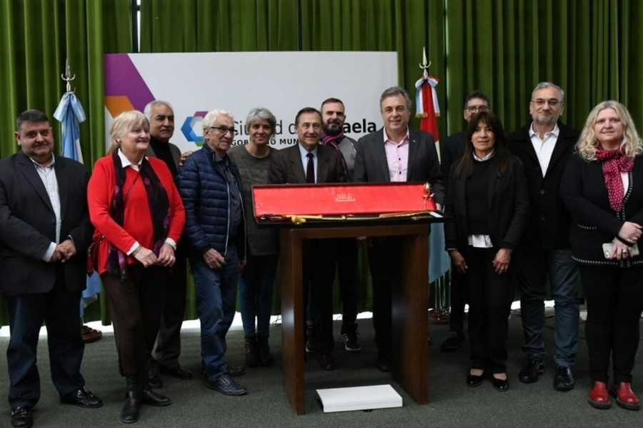 Departamento Castellanos: Rafaela recibió un calco del sable corvo del Gral. San Martín