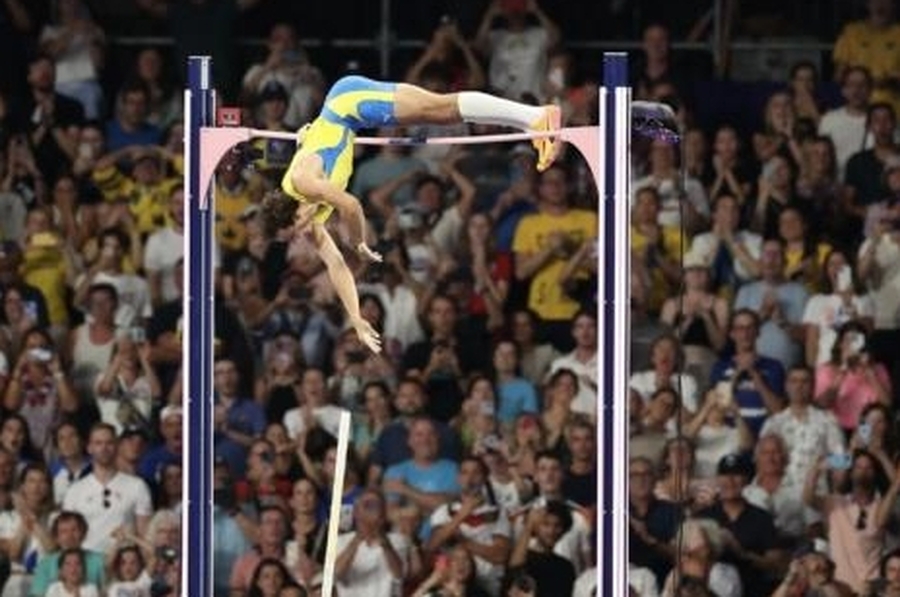 ¡Histórico! Duplantis rompió dos récords y se llevó la medalla de oro