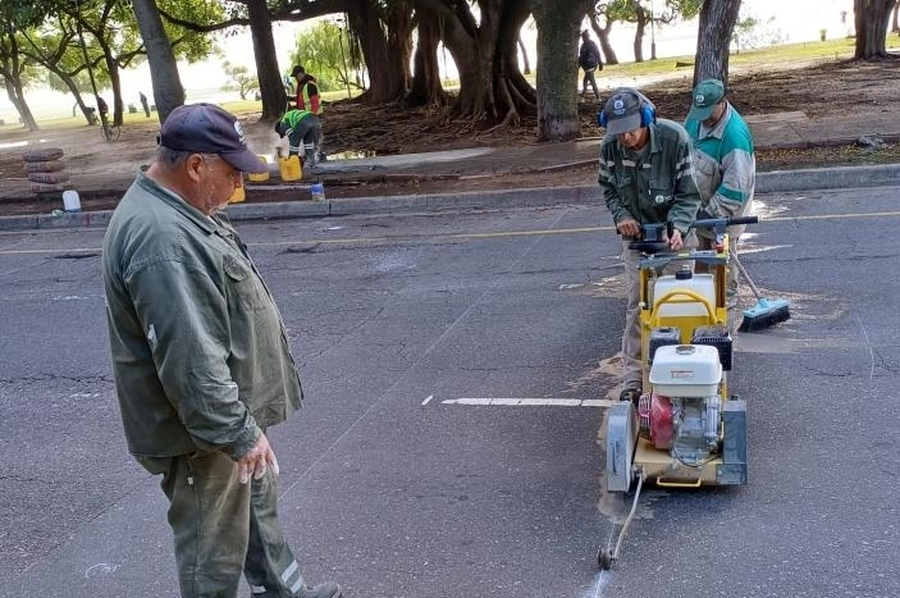 Construyen los manda-peatones para evitar picadas en la Costanera Oeste