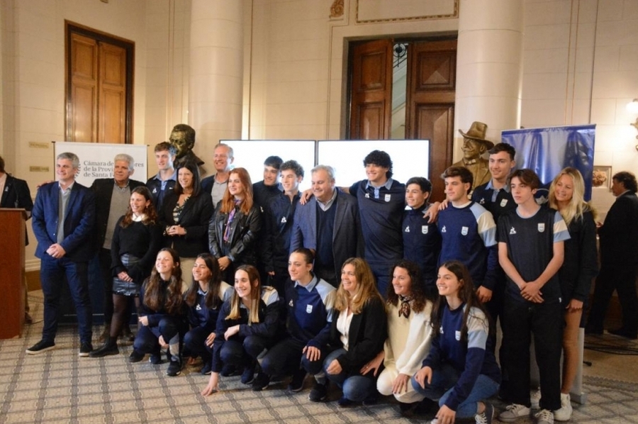 La Legislatura reconoció a deportistas que participaron de los Juegos de la Juventud