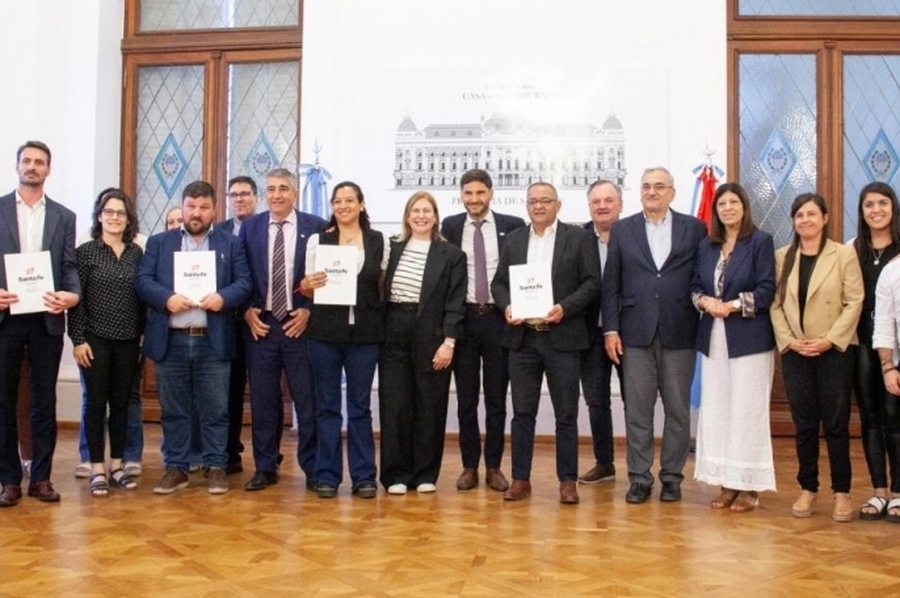 Calvo acompañó a intendentes y presidentes comunales en la firma de convenios para la construcción de aulas