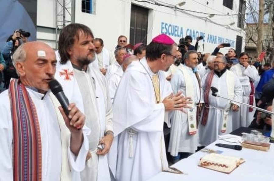 Masiva misa de desagravio al Papa Francisco tras los severos dichos de Javier Milei