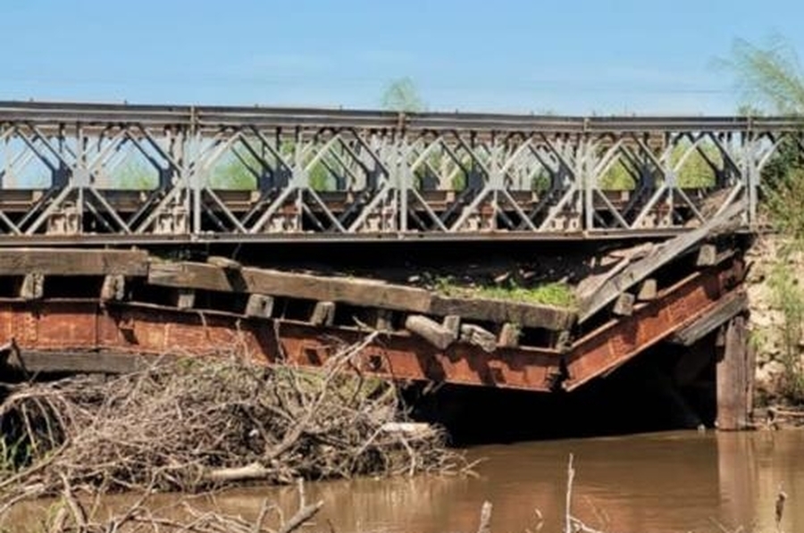 Colapsó el puente bailey entre La Pelada y Humberto Primo y se interrumpió totalmente el tránsito