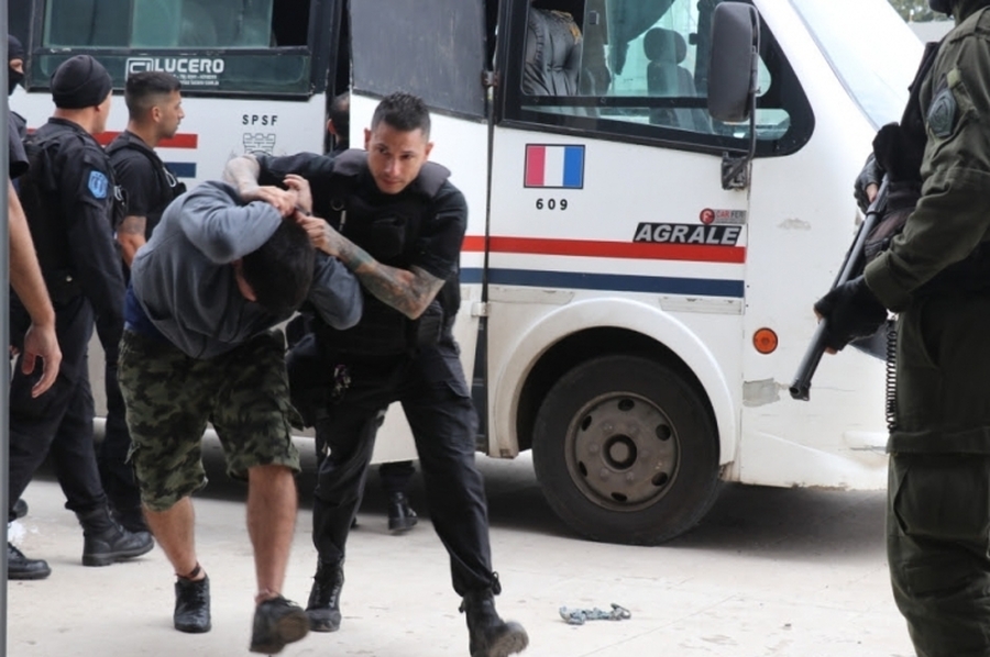 Trasladaron a la cárcel de Las Flores a casi 70 detenidos que estaban en comisarías de La Capital