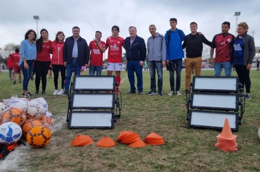 Michlig y equipo de trabajo entregaron elementos al Club de La Rubia e Independiente de San Cristóbal