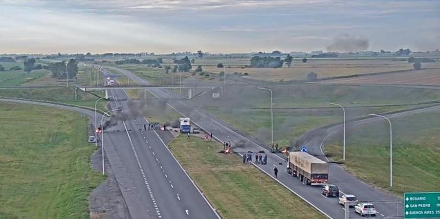 Pescadores cortan la Autopista Santa Fe - Rosario y se esperan protestas diferentes puntos de la provincia