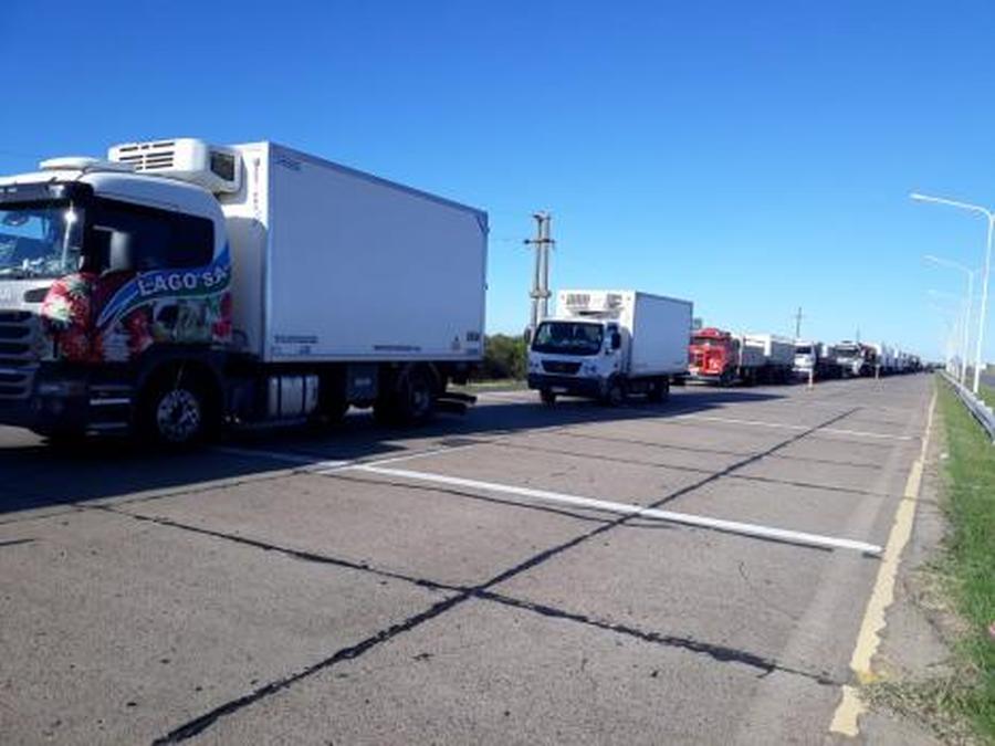 Largas filas de camiones por la continuidad de las protestas de transportistas independientes