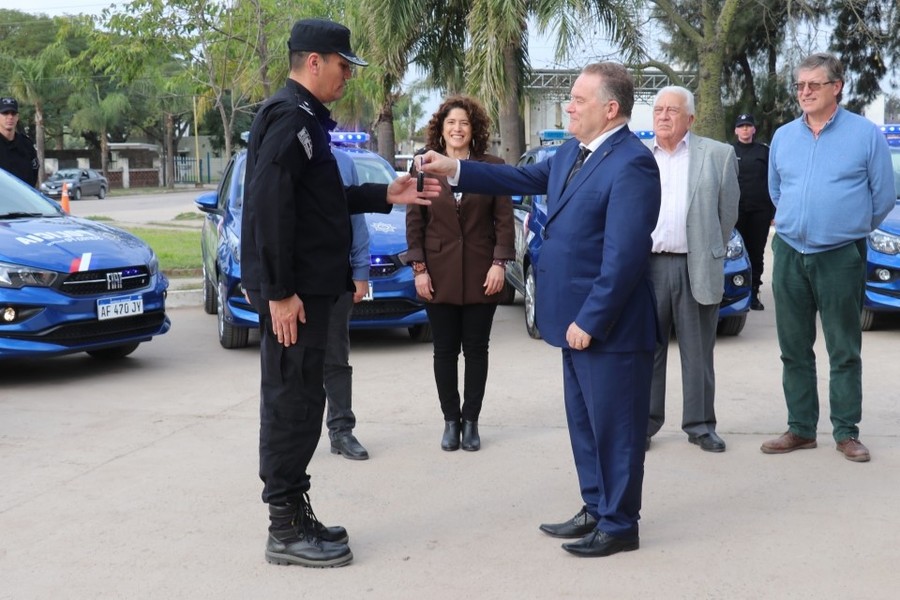 Entrega de móviles policiales en el norte santafesino