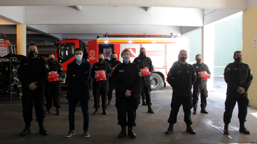 La provincia entregó uniformes y equipamiento para Bomberos Zapadores