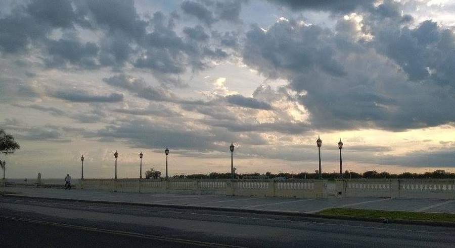 Lunes algo nublado y caluroso en la ciudad de Santa Fe