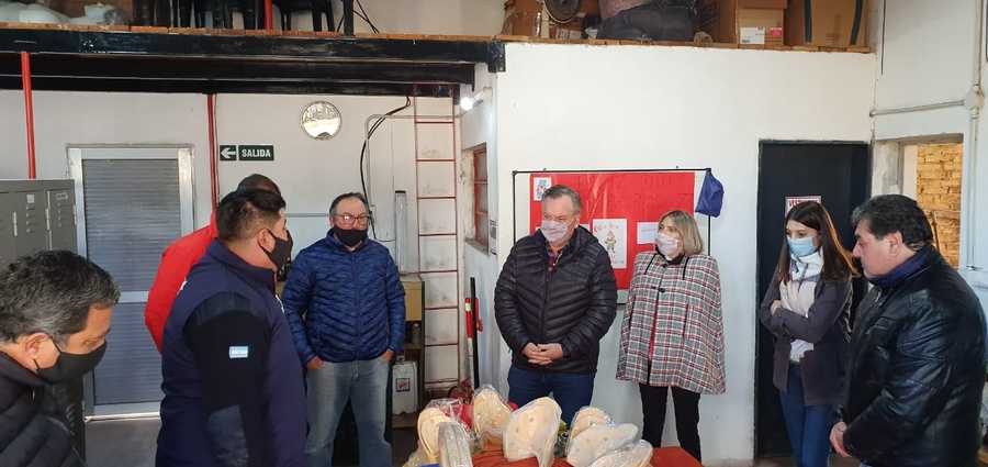 El Senador Michlig junto al equipo de trabajo de Arrufó entregó un aporte para obras en el cuartel de Bomberos