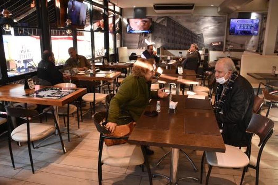 Nueva fase de aislamiento: extienden el horario de bares y restaurantes