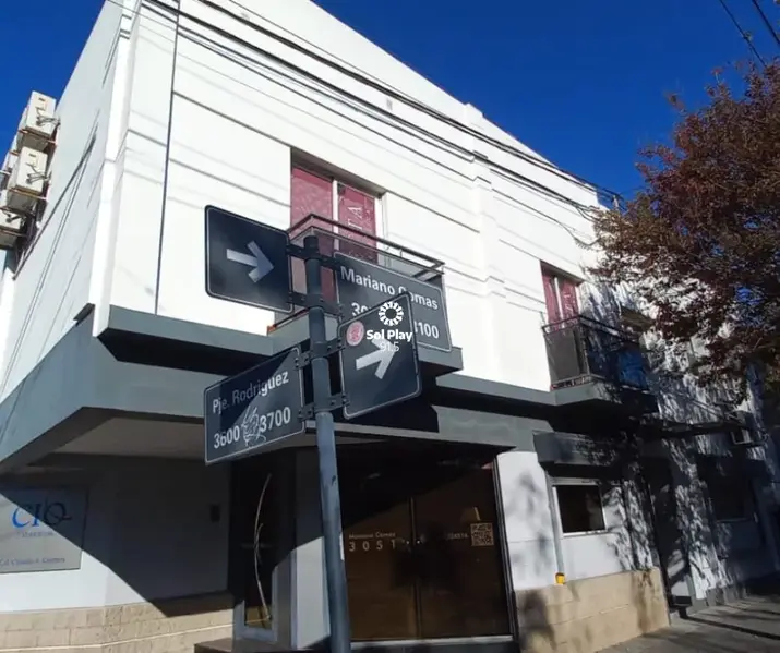 Susto en barrio Mariano Comas: una bala atravesó el techo de un centro odontológico y cayó sobre el sillón de atención