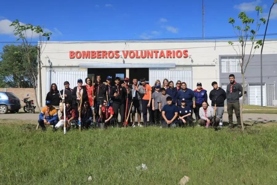 Recreo: plantaron nueve árboles en el predio de los Bomberos Voluntarios