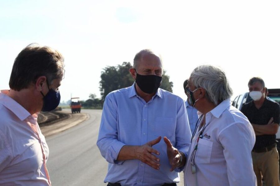 El gobernador firmó convenios del Plan Incluir en Romang y visitó la obra de la Ruta 36