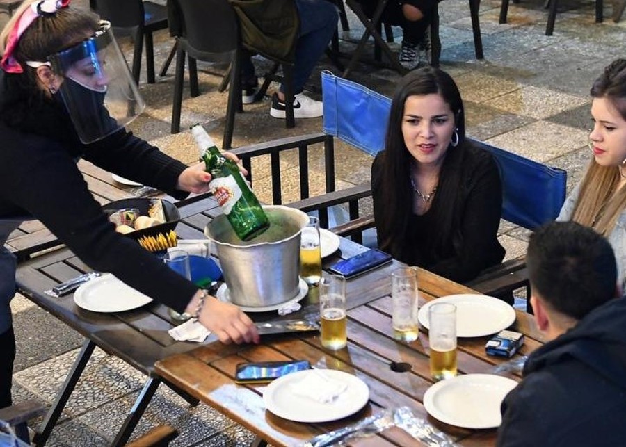 Amplían la cantidad de clientes por mesa en bares y restaurantes de la ciudad para el 24 y 31