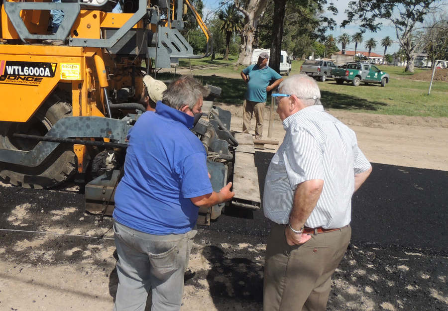 Se retomó la pavimentación del acceso a Santa Felicia