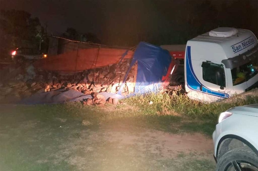 Un camión se cayó a una cuneta en uno de los accesos a Sunchales