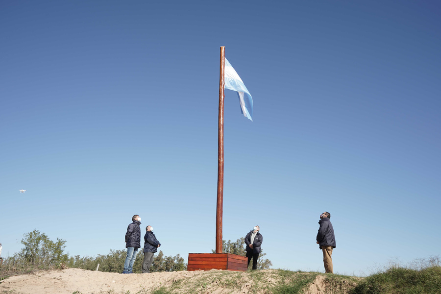 Histórico izamiento de la Bandera Nacional en la Isla Sabino Corsi
