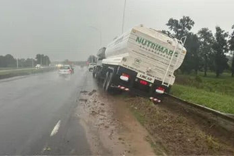 Autopista Rosario–Santa Fe: un camión permanece semivolcado tras el temporal y aguarda el traspaso de la carga