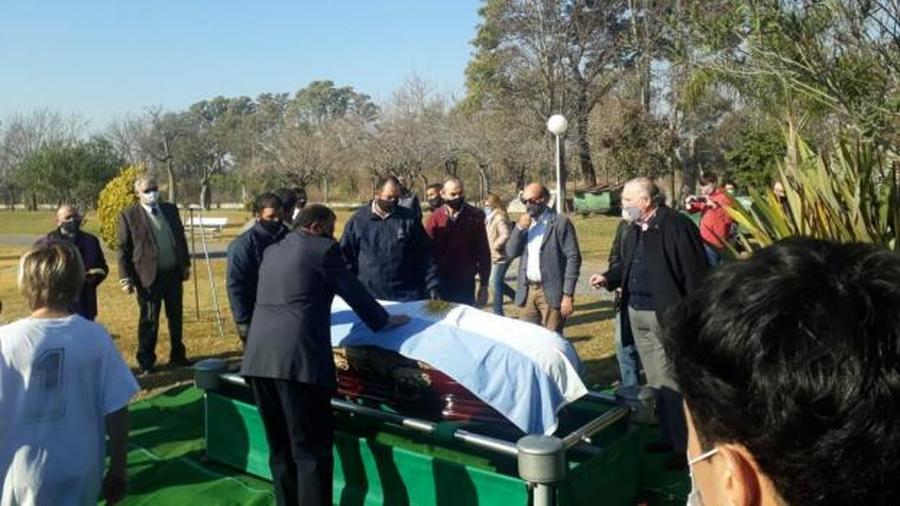 Los restos del exgobernador Carlos Reutemann ya descansan en el cementerio Lar de Paz