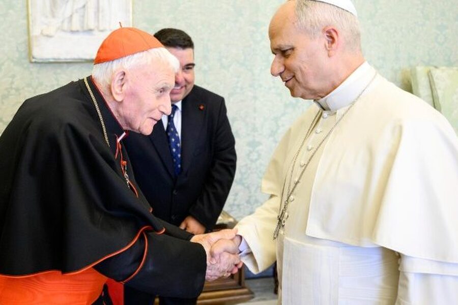 El cardenal Ernest Simoni entregó al Papa León XIV una reliquia de mártires albaneses