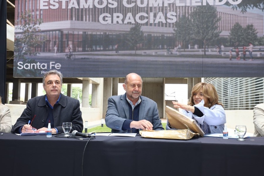 Perotti encabezó el acto de licitación para la etapa final de la construcción del Hospital Regional de Rafaela