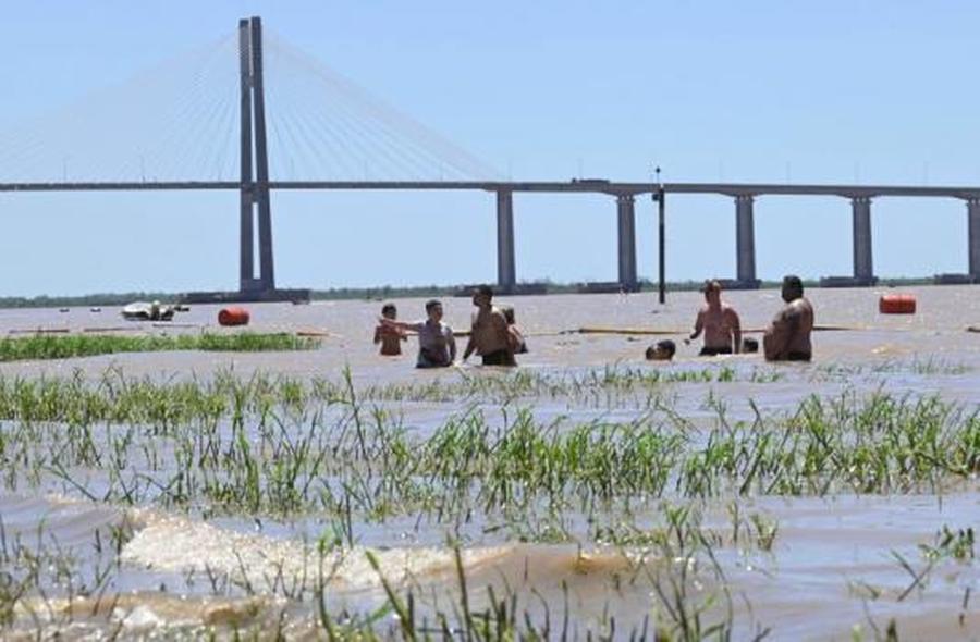 El aumento del caudal del río Paraná redujo 25 metros las playas en la costanera de Rosario