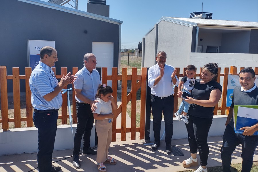 Calvo presente en la entrega de 14 viviendas en Bella Italia