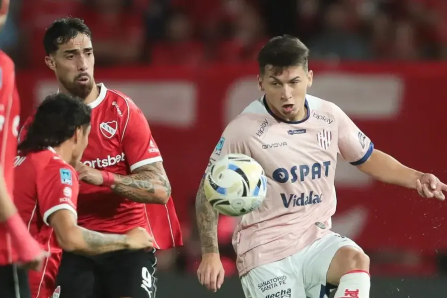 Unión empató 4-4 con Independiente en un partido lleno de goles