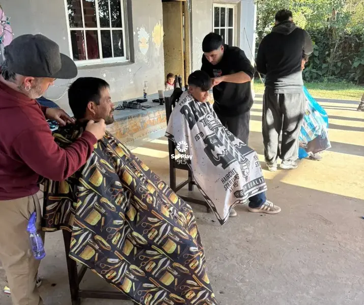 Jóvenes barberos de Santa Fe convierten sus días libres en jornadas solidarias para ayudar a vecinos